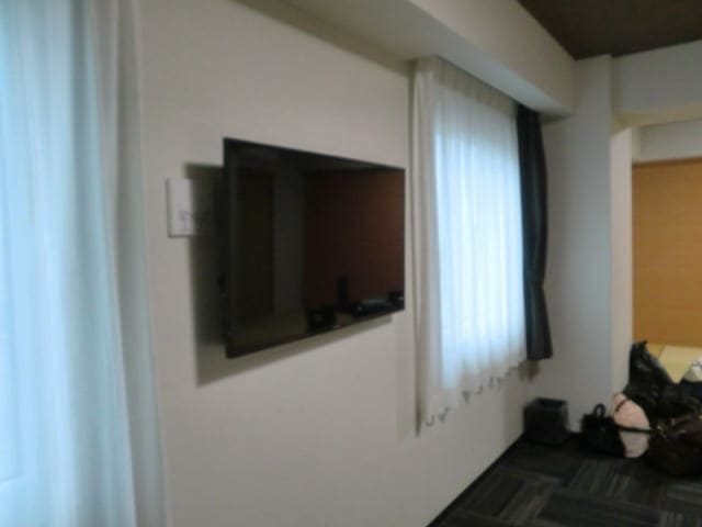 黒い壁掛けテレビの写真