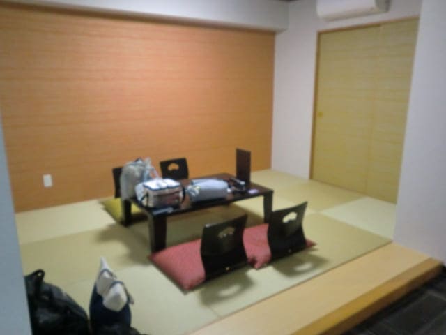 4組の椅子と1台のテーブルが置かれた和室の写真