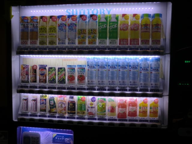 ペットボトル自動販売機アップ写真