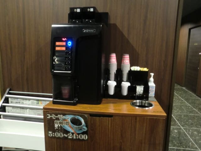 ハナホテル伊香保のロビーに設置されているコーヒーマシンの写真