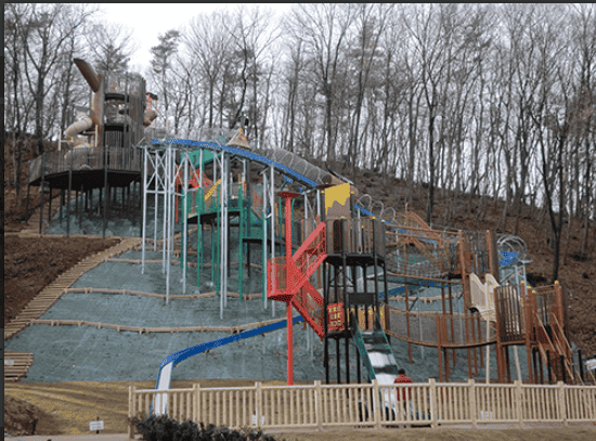 ぐんまこどもの国にある、傾斜を利用したカラフルなアスレチック写真