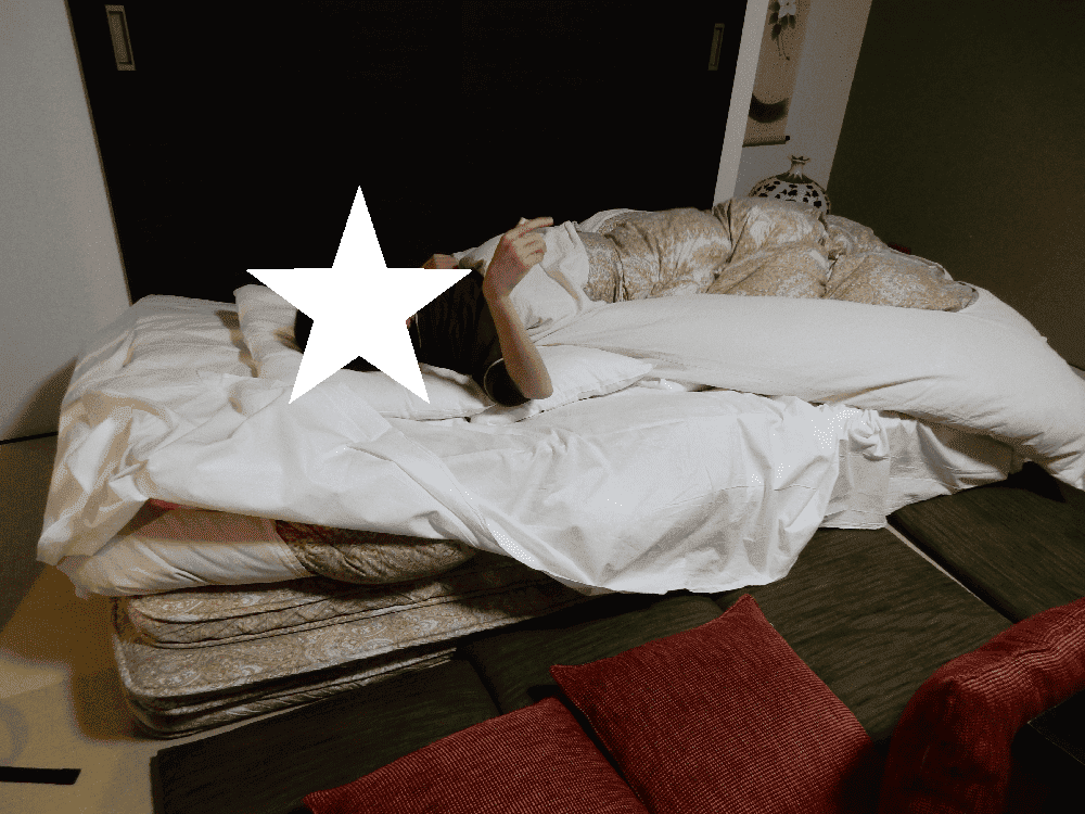 国済寺天然温泉　ハナホテル深谷&スパ　和洋室デラックスの布団を重ねて作ったベッドの写真