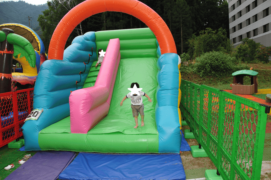 空気を膨らませた巨大滑り台の写真
