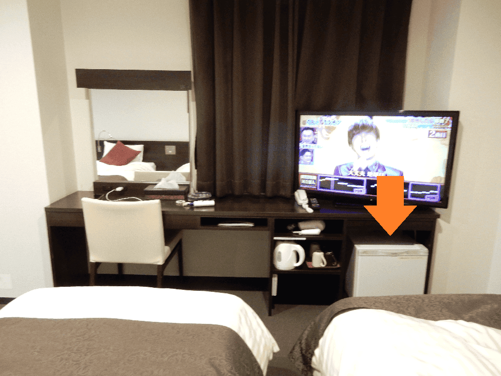 国済寺天然温泉　ハナホテル深谷&スパ　和洋室デラックスのテレビと化粧台の写真