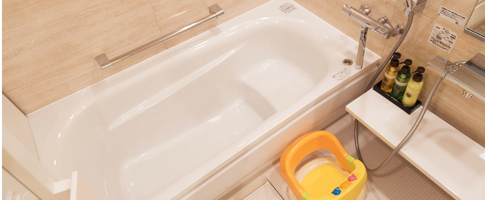 エンゼルグランディア越後中里の洗い場付きバスルームに黄系のバスチェアが置いてある写真