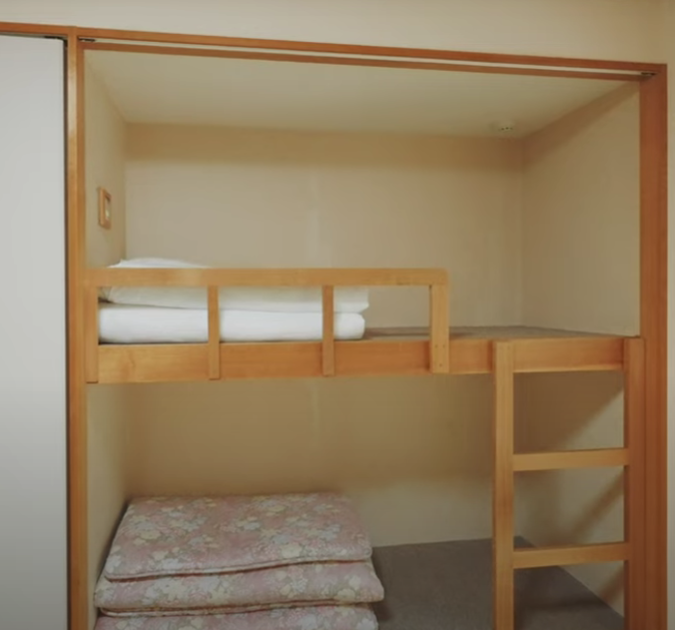 エンゼルグランディア越後中里　和室スタンダード内の押し入れ部分を２段ベッドにした写真