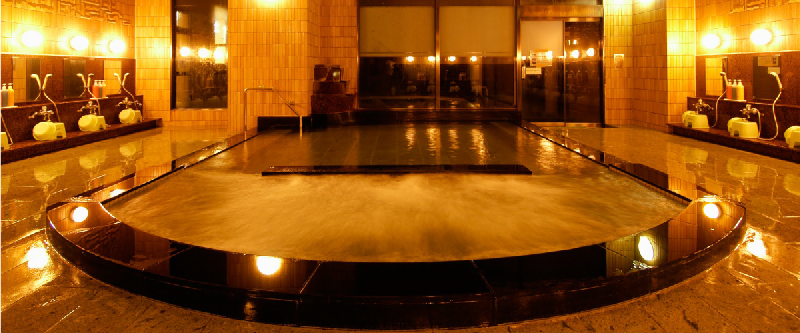 夜のエンゼルグランディア越後中里の温泉大浴場　