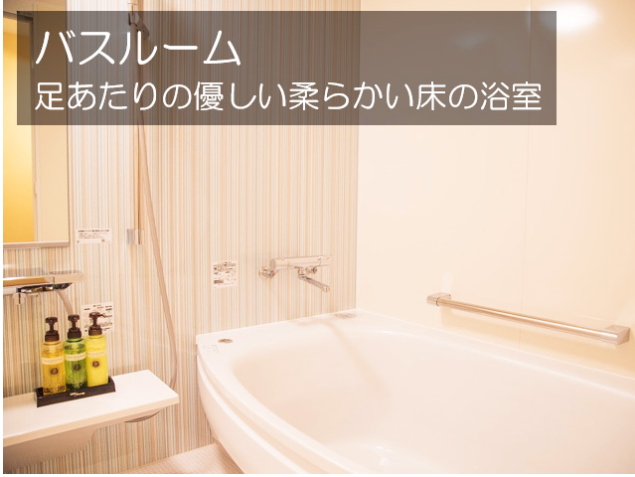 エンゼルグランディア越後中里の白っぽい洗い場付きバスルーム