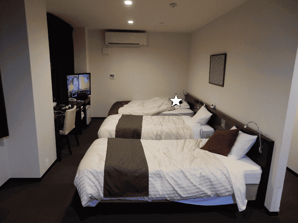 国済寺天然温泉　ハナホテル深谷&スパ　和洋室デラックス　３台並ぶベッドルームの写真