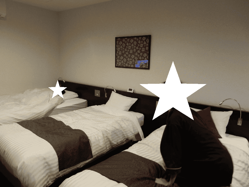 国済寺天然温泉　ハナホテル深谷&スパ　和洋室デラックス　３台並ぶベッドの写真