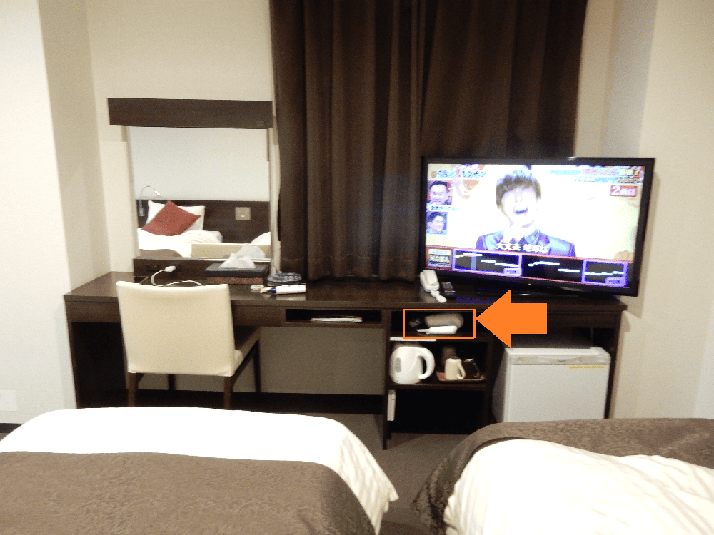 国済寺天然温泉　ハナホテル深谷&スパ　和洋室デラックスのテレビと化粧台の写真