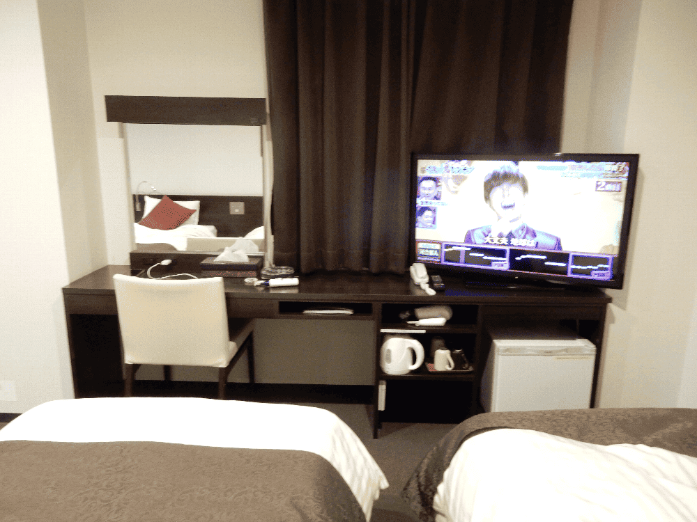 国済寺天然温泉　ハナホテル深谷&スパ　和洋室デラックスのテレビと化粧台の写真