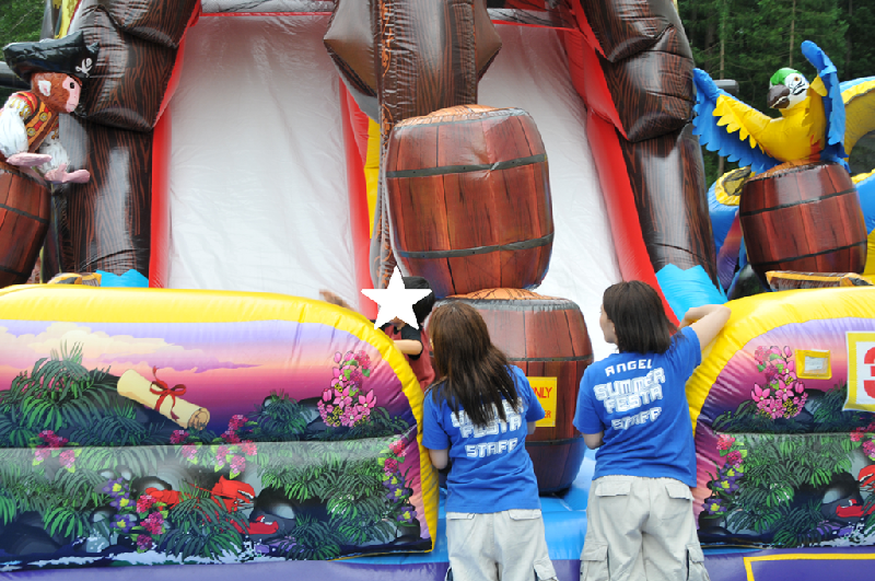 空気で膨らんだ巨大遊具の入口付近の写真