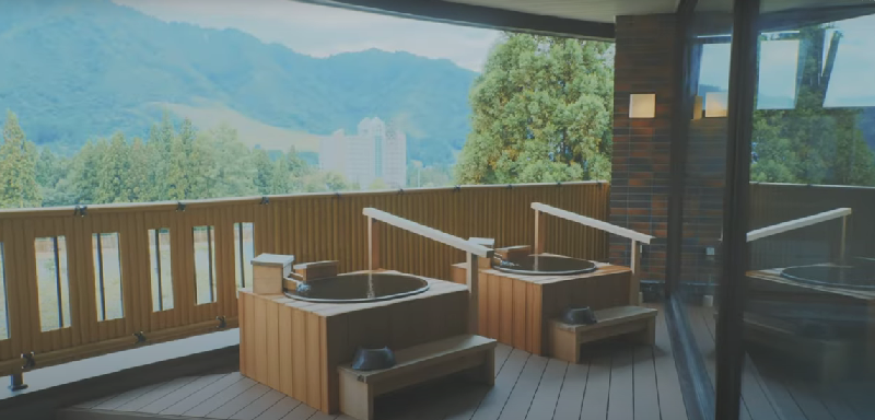 木製壺湯が露天コーナーに２つ並んだ写真