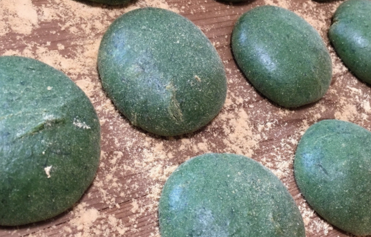 緑色の饅頭が並んだ写真