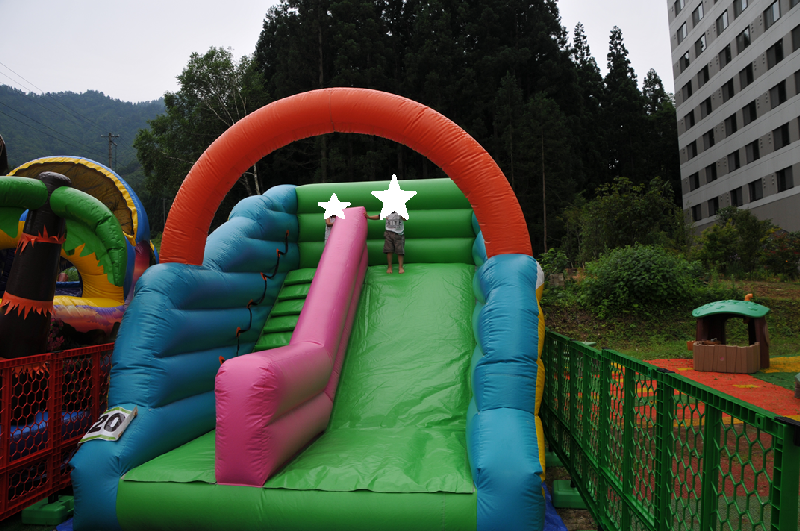 空気を膨らませた巨大滑り台の写真