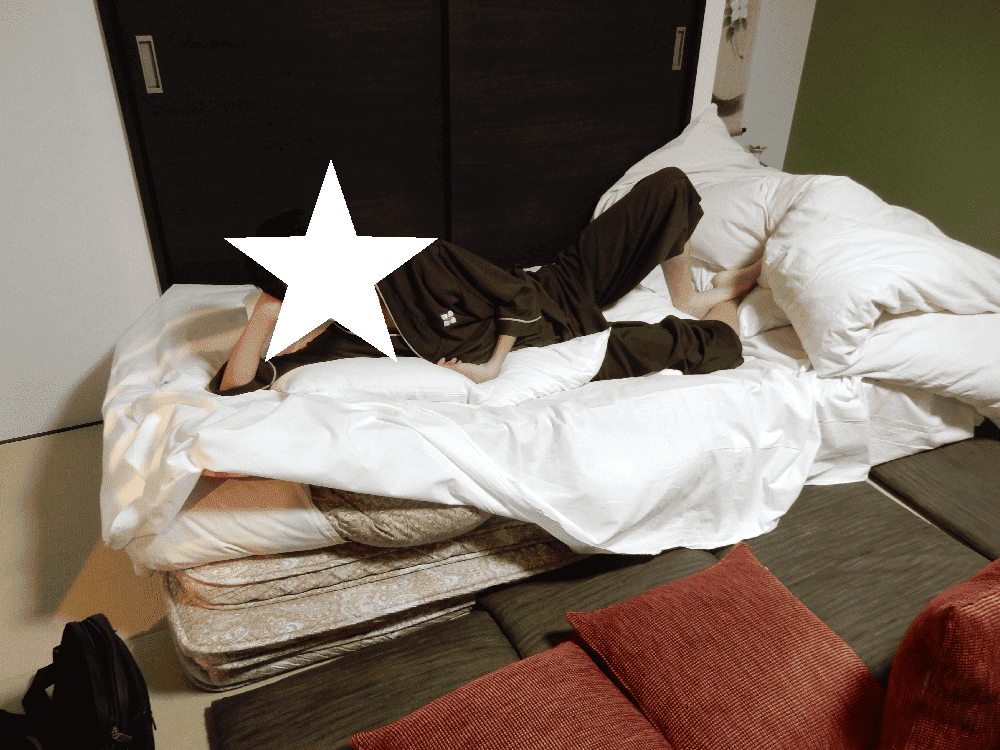 国済寺天然温泉　ハナホテル深谷&スパ　和洋室デラックスの布団を重ねて作ったベッドの写真