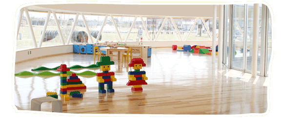 幼児向けおもちゃがたくさんある子育て施設内の写真