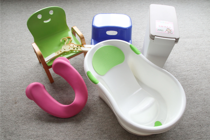 黄緑色の子ども用チェア、白いベビーバス、ピンクの補助便座、白と青の子ども用ステップ台、白いオムツゴミ箱、キッズハンガー2本の集合写真