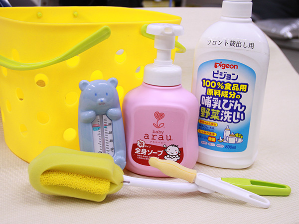 エンゼルグランディア越後中里のフロントで貸し出す哺乳瓶洗い道具、湯温計、ベビーソープの集合写真