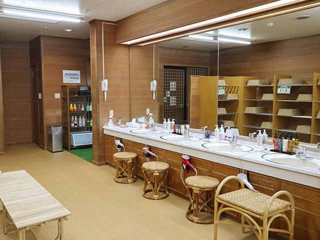 女性脱衣室の洗面台の写真