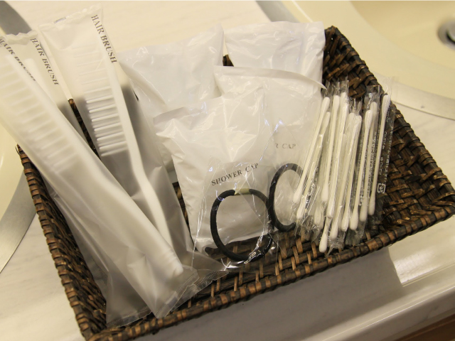 １つ１つ包装された白いブラシ・綿棒・黒ゴムの集合写真