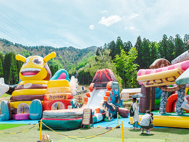空気を膨らませた巨大遊具の写真