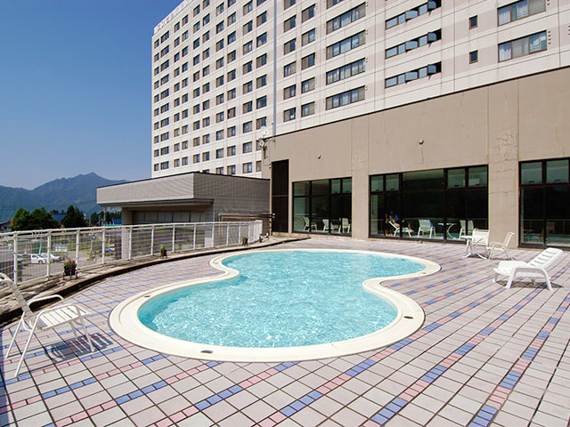 エンゼルグランディア越後中里の屋外にあるひょうたん型のプール