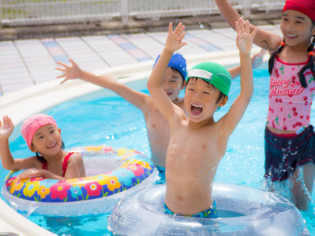 エンゼルグランディア越後中里の屋外プールで遊ぶ子ども達