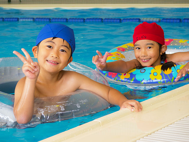 エンゼルグランディア越後中里のプールで浮き輪つけて遊ぶ男の子と女の子
