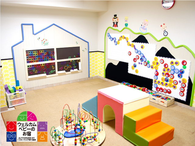 壁掛け知育おもちゃや、机上で玉を転がす知育おもちゃがたくさん用意されているキッズルーム