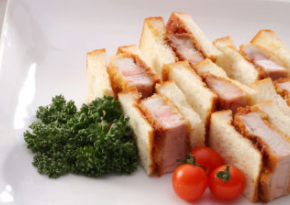 エンゼルグランディア越後中里のバイキングレストラン　ミニカツサンドの盛り合わせ