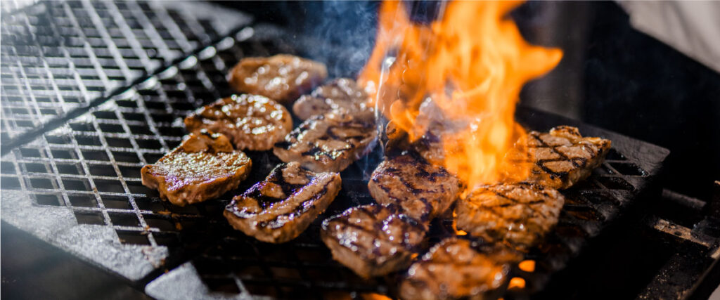 エンゼルグランディア越後中里のバイキングレストランのライブキッチンで焼かれている焼肉