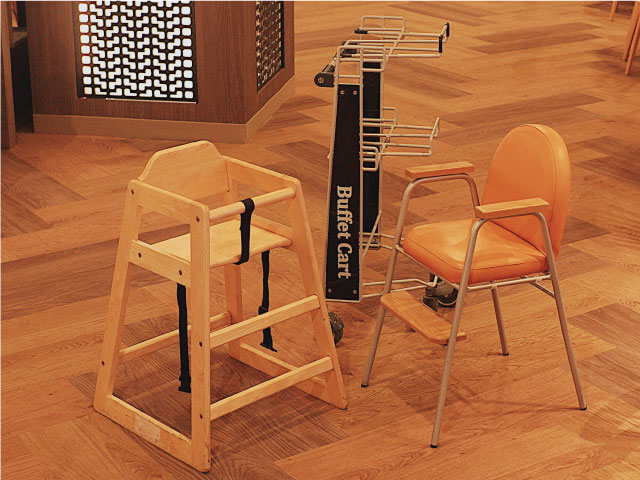 エンゼルグランディア越後中里のバイキングレストランに用意されているキッズチェア2個