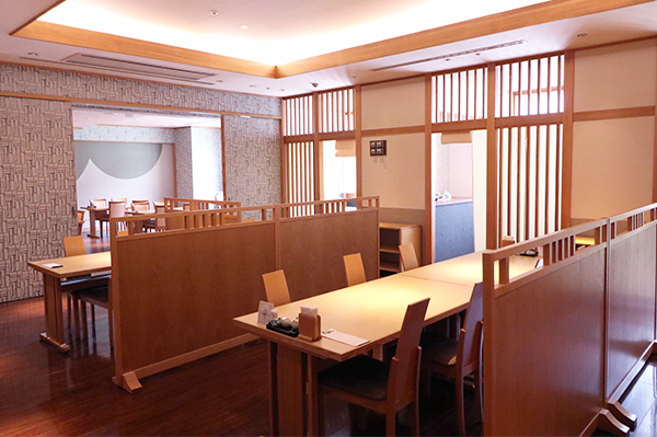 エンゼルグランディア越後中里の和食レストランの和風造りの店内写真