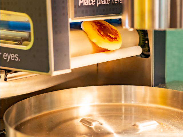 パンケーキ焼き機からパンケーキが出てくる様子の写真