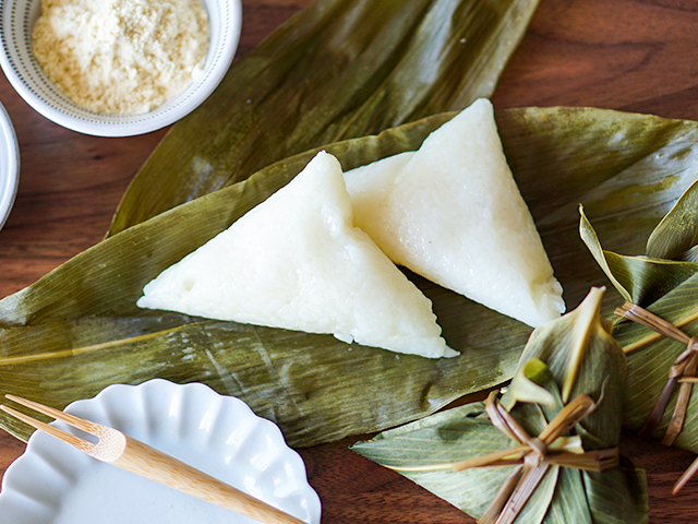 笹の葉の上に白いちまきが2個