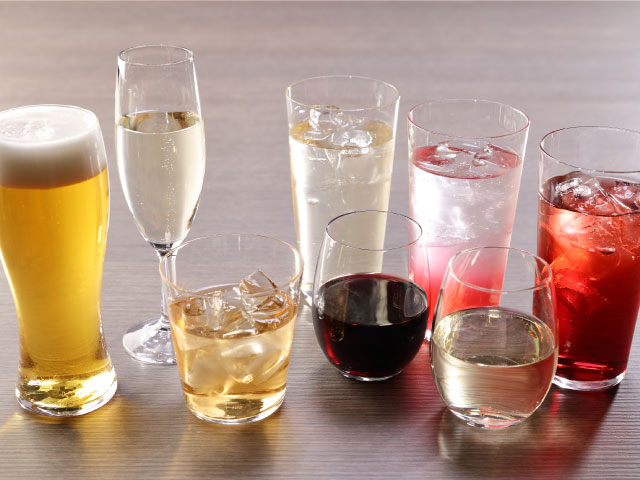 エンゼルグランディア越後中里のバイキングレストラン 様々な種類のお酒が入ったグラスの集合写真