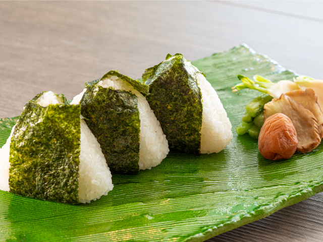 のりを巻いた三角おにぎりが3個