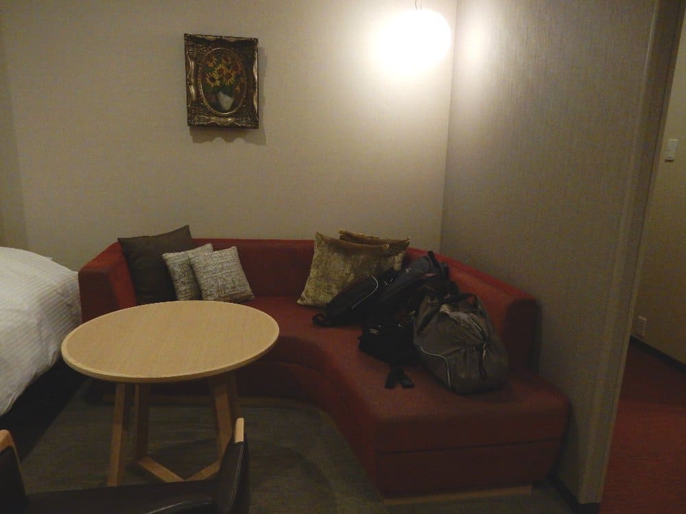 リッチモンドホテル東京目白のグレイスツインルームにあるワインレッド色のL字型ソファー