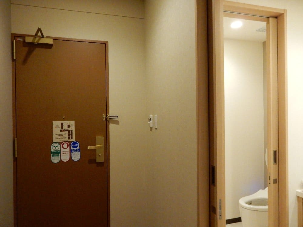 リッチモンドホテル東京目白のグレイスツインルームの客室ドアを客室内から撮影した写真