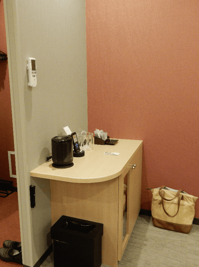 リッチモンドホテル東京目白のグレイスツインルームにあるベージュ色の棚の写真