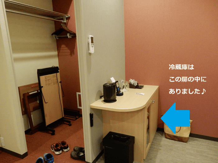 リッチモンドホテル東京目白のグレイスツインルームのベージュ色の棚の写真