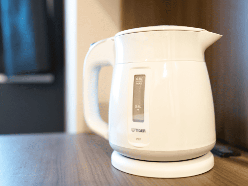 スーパーホテル　池袋駅北口の全客室に常備している白いケトルの写真