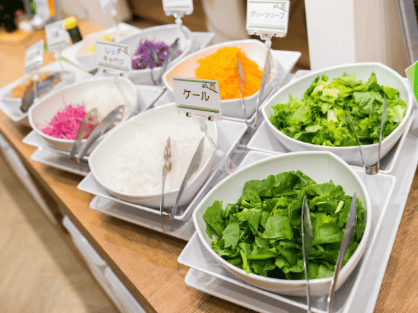 スーパーホテル　池袋駅北口　モーニングビュッフェで用意されているサラダバーの写真