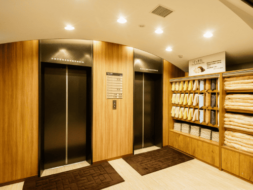 スーパーホテル　池袋駅北口の２機並んだエレベーターの写真