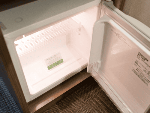 スーパーホテル　池袋駅北口のスーペリアルーム奥にある白いミニ冷蔵庫の写真