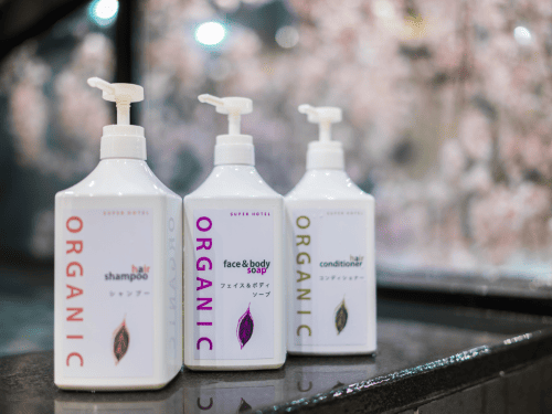 スーパーホテル　池袋駅北口　高濃度炭酸泉　福来路の湯　洗い場にあるオーガニックシャンプー等の写真