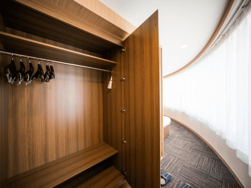 スーパーホテル　池袋駅北口のスーペリアルームの鏡内にあるハンガーラックの写真