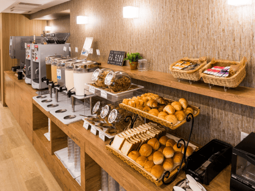 スーパーホテル　池袋駅北口　モーニングビュッフェに並ぶパンの写真